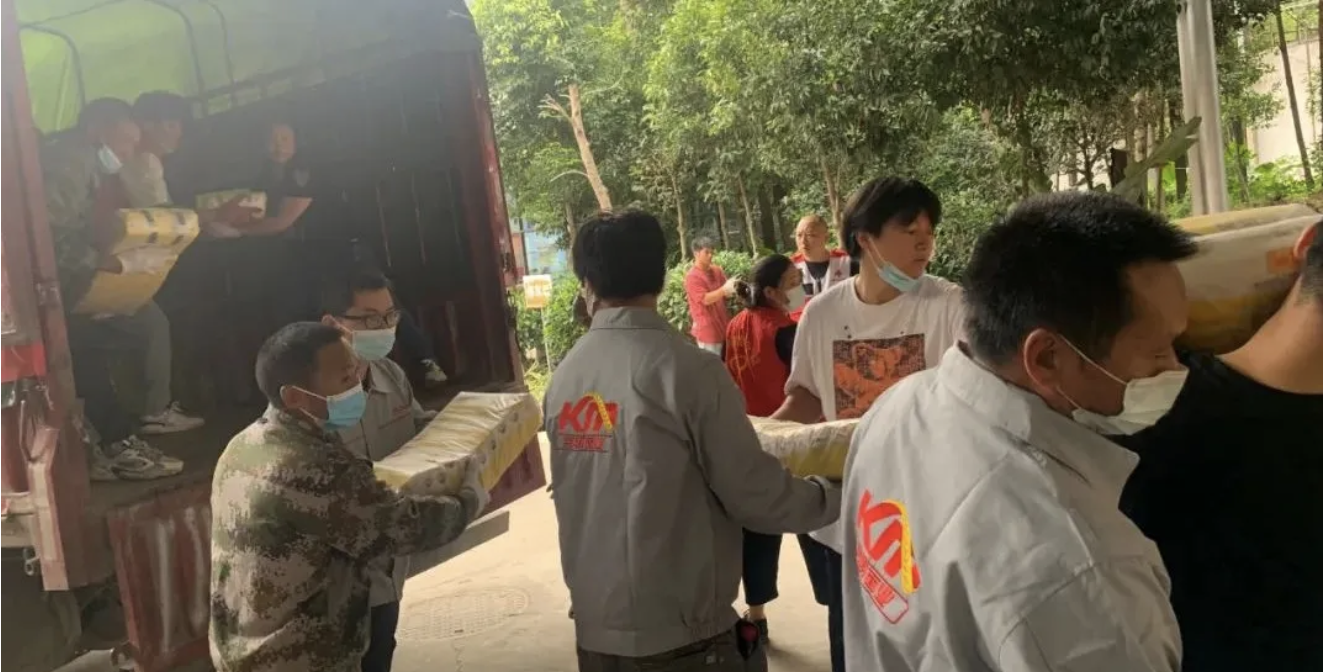 風(fēng)雨兼程，陳克明愛(ài)心物資順利抵達(dá)瀘定、雅安